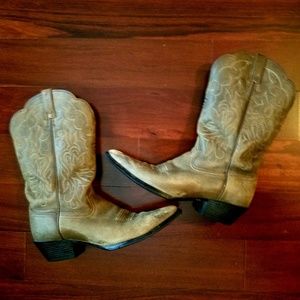 Ariat Women's heritage boots 9.5 factory distresse